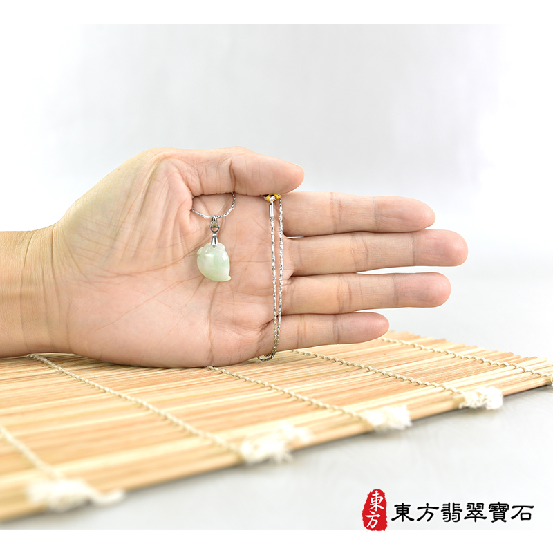大小翡翠壽桃項鍊玉珮（福壽雙全：壽桃牌A貨翡翠壽桃玉珮、緬甸玉壽桃玉墜）。淺綠色糯種壽桃，FW278。客製化訂做各種翡翠壽桃吊墜玉珮項鍊。★附A貨翡翠雙證書