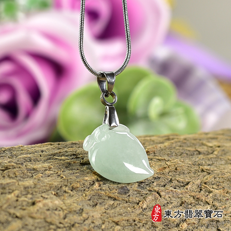 翡翠壽桃項鍊玉珮（福壽雙全：壽桃牌A貨翡翠壽桃玉珮、緬甸玉壽桃玉墜）。淺綠色細糯種壽桃，FW279。客製化訂做各種翡翠壽桃吊墜玉珮項鍊。★附A貨翡翠雙證書