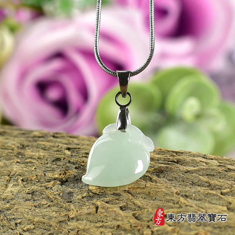 翡翠壽桃項鍊玉珮（福壽雙全：壽桃牌A貨翡翠壽桃玉珮、緬甸玉壽桃玉墜）。淺綠色細糯種壽桃，FW279。客製化訂做各種翡翠壽桃吊墜玉珮項鍊。★附A貨翡翠雙證書