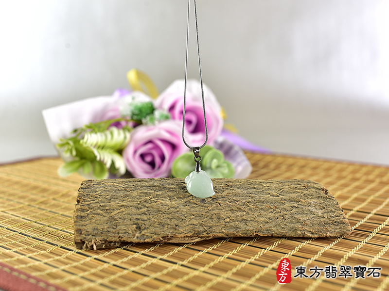 意境翡翠壽桃項鍊玉珮（福壽雙全：壽桃牌A貨翡翠壽桃玉珮、緬甸玉壽桃玉墜）。淺綠色細糯種壽桃，FW279。客製化訂做各種翡翠壽桃吊墜玉珮項鍊。★附A貨翡翠雙證書