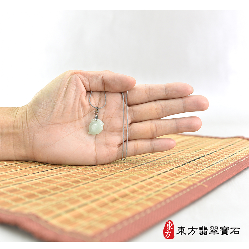 大小翡翠壽桃項鍊玉珮（福壽雙全：壽桃牌A貨翡翠壽桃玉珮、緬甸玉壽桃玉墜）。淺綠色細糯種壽桃，FW279。客製化訂做各種翡翠壽桃吊墜玉珮項鍊。★附A貨翡翠雙證書