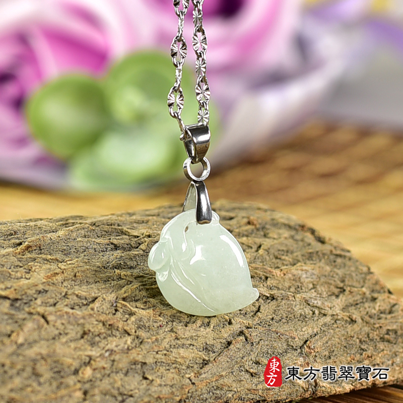 翡翠壽桃項鍊玉珮（福壽雙全：壽桃牌A貨翡翠壽桃玉珮、緬甸玉壽桃玉墜）。淺綠色糯種壽桃，FW280。客製化訂做各種翡翠壽桃吊墜玉珮項鍊。★附A貨翡翠雙證書
