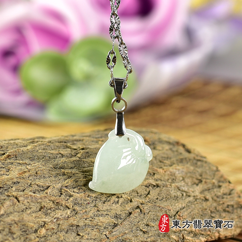 翡翠壽桃項鍊玉珮（福壽雙全：壽桃牌A貨翡翠壽桃玉珮、緬甸玉壽桃玉墜）。淺綠色糯種壽桃，FW280。客製化訂做各種翡翠壽桃吊墜玉珮項鍊。★附A貨翡翠雙證書