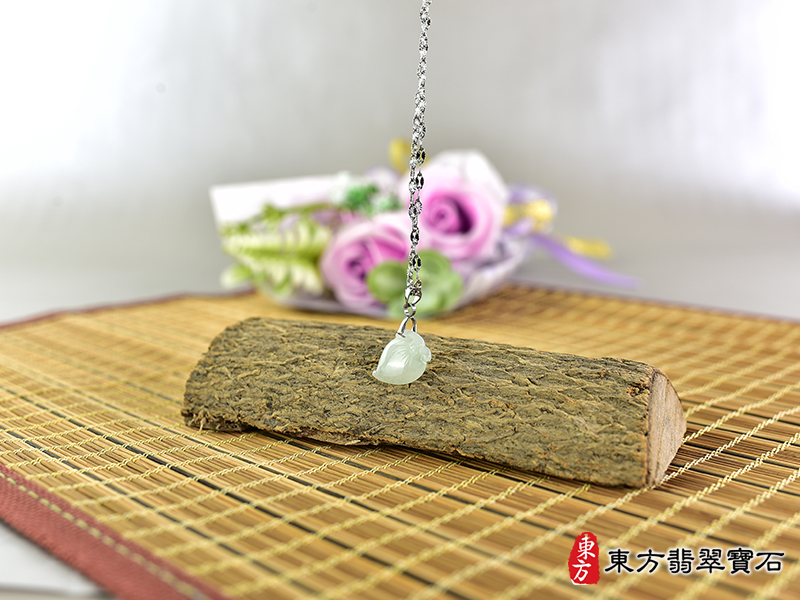 意境翡翠壽桃項鍊玉珮（福壽雙全：壽桃牌A貨翡翠壽桃玉珮、緬甸玉壽桃玉墜）。淺綠色糯種壽桃，FW280。客製化訂做各種翡翠壽桃吊墜玉珮項鍊。★附A貨翡翠雙證書