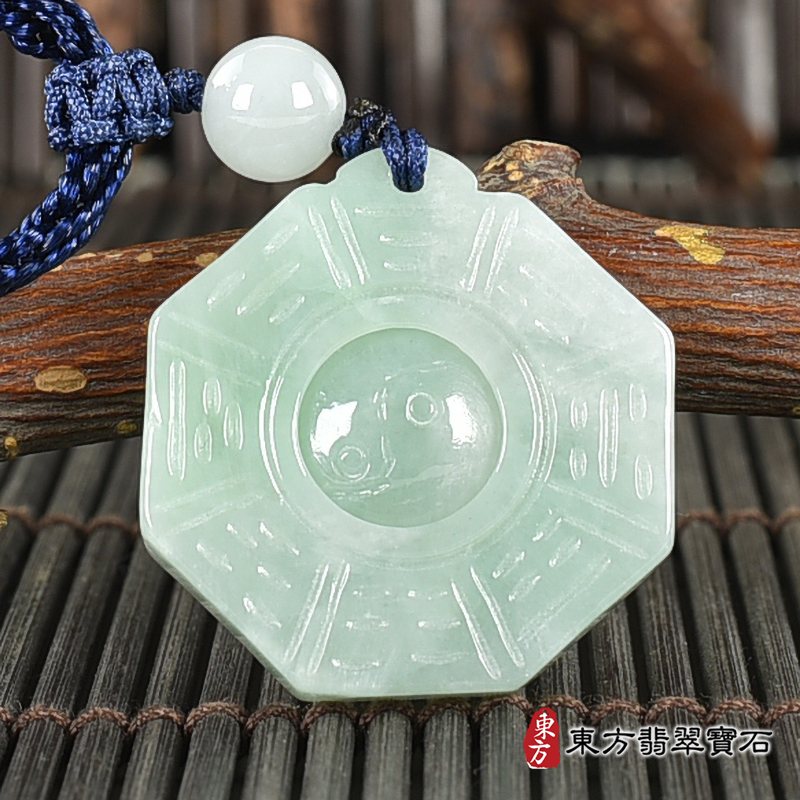 正面翡翠八卦項鍊玉珮（精工八卦太極，先天八卦：八卦牌A貨翡翠八卦玉珮、  緬甸玉八卦玉墜）。油青糯豆種八卦，ED368。客製化訂做各種翡翠八卦吊墜玉珮項鍊。