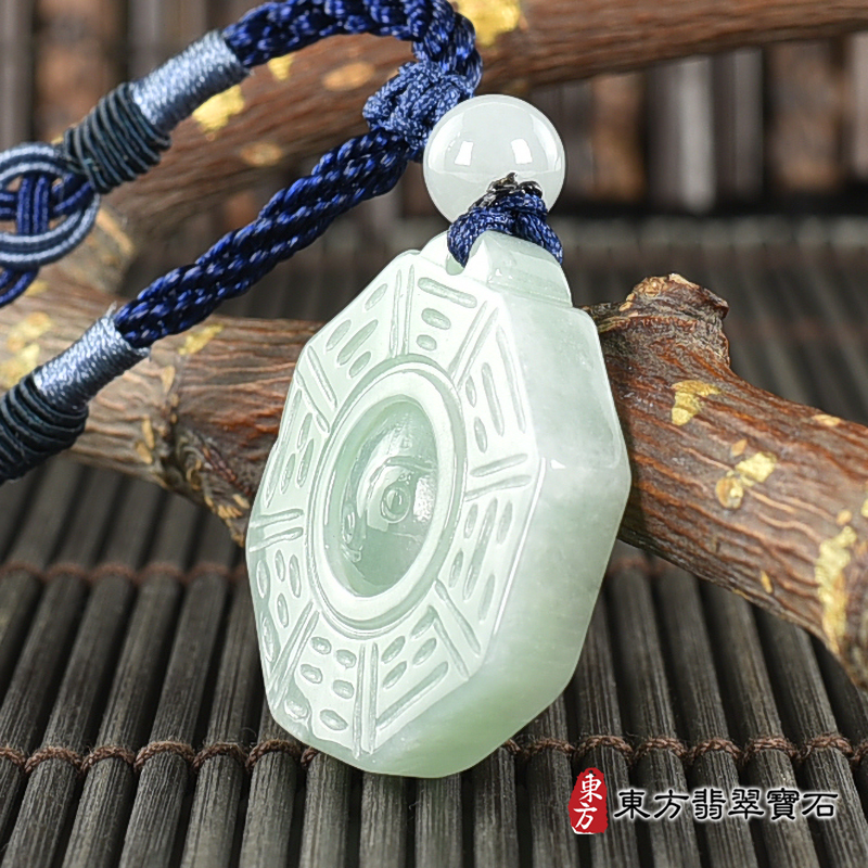 右側翡翠八卦項鍊玉珮（精工八卦太極，先天八卦：八卦牌A貨翡翠八卦玉珮、  緬甸玉八卦玉墜）。油青糯豆種八卦，ED368。客製化訂做各種翡翠八卦吊墜玉珮項鍊。