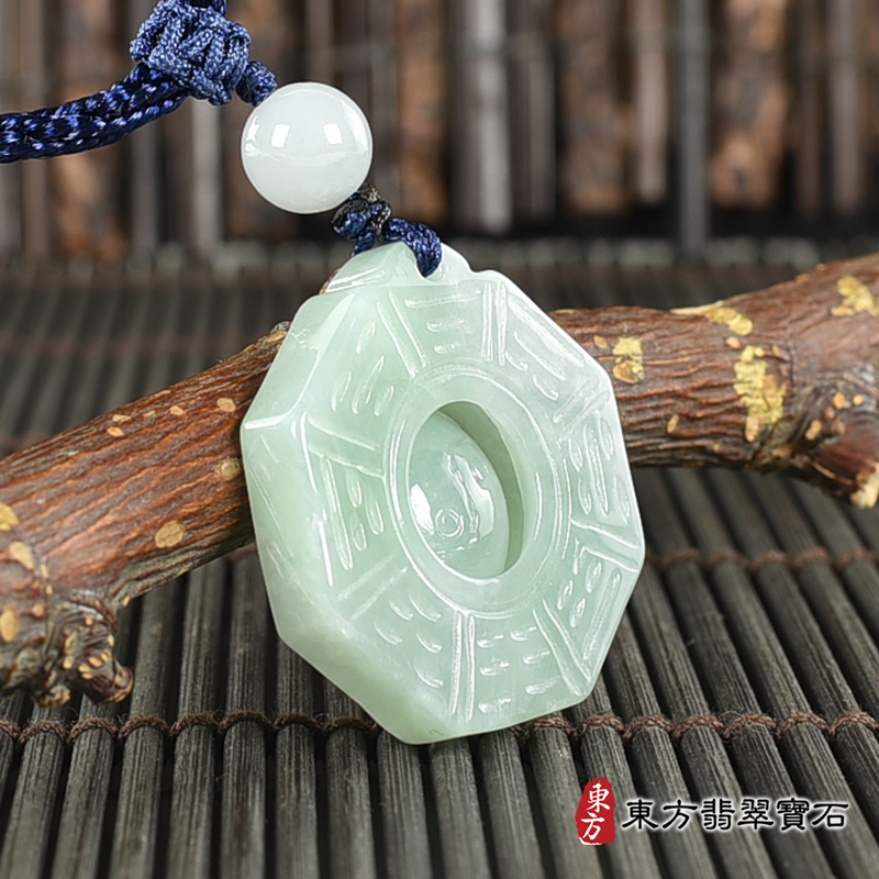 左側翡翠八卦項鍊玉珮（精工八卦太極，先天八卦：八卦牌A貨翡翠八卦玉珮、  緬甸玉八卦玉墜）。油青糯豆種八卦，ED368。客製化訂做各種翡翠八卦吊墜玉珮項鍊。