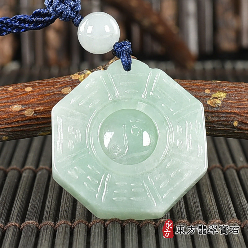 背面翡翠八卦項鍊玉珮（精工八卦太極，先天八卦：八卦牌A貨翡翠八卦玉珮、  緬甸玉八卦玉墜）。油青糯豆種八卦，ED368。客製化訂做各種翡翠八卦吊墜玉珮項鍊。