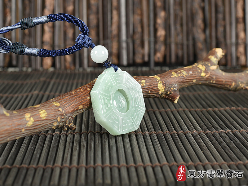 意境翡翠八卦項鍊玉珮（精工八卦太極，先天八卦：八卦牌A貨翡翠八卦玉珮、  緬甸玉八卦玉墜）。油青糯豆種八卦，ED368。客製化訂做各種翡翠八卦吊墜玉珮項鍊。