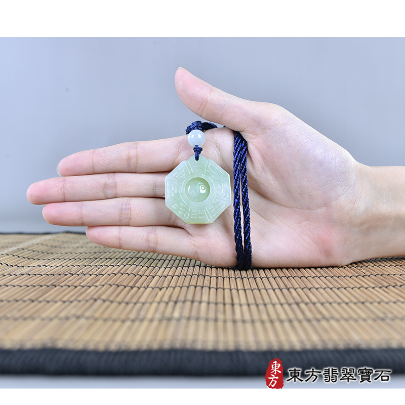 大小翡翠八卦項鍊玉珮（精工八卦太極，先天八卦：八卦牌A貨翡翠八卦玉珮、  緬甸玉八卦玉墜）。油青糯豆種八卦，ED368。客製化訂做各種翡翠八卦吊墜玉珮項鍊。