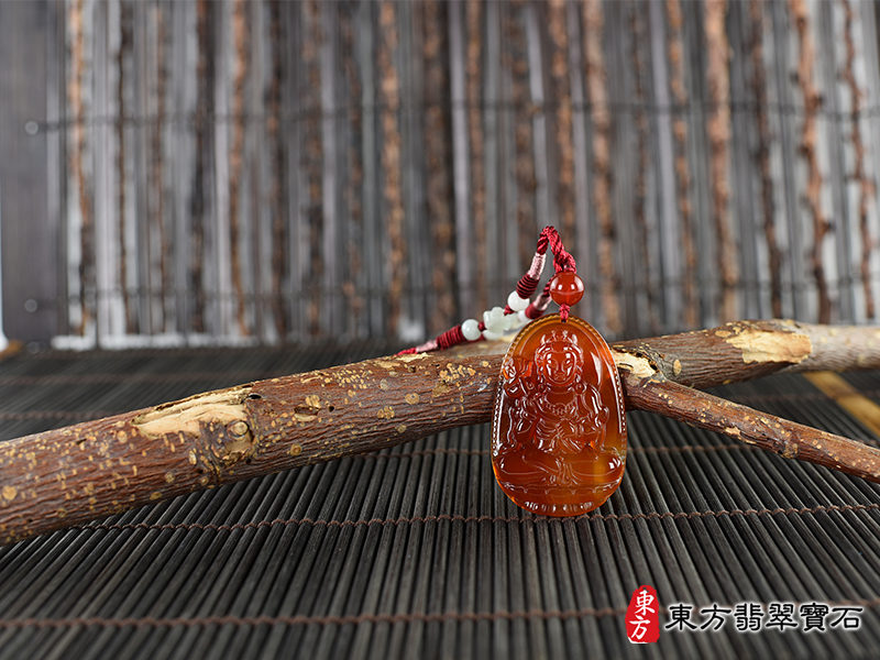 情境紅瑪瑙大勢至菩薩項鍊玉珮（大勢至菩薩：大勢至菩薩牌紅瑪瑙大勢至菩薩玉珮、紅瑪瑙大勢至菩薩玉墜）。紅瑪瑙大勢至菩薩GY1989。客製化訂做各種紅瑪瑙大勢至菩薩吊墜玉珮項鍊。★附東方翡翠寶石保證卡