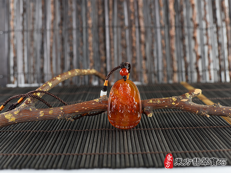 情境紅瑪瑙大勢至菩薩項鍊玉珮（大勢至菩薩：大勢至菩薩牌紅瑪瑙大勢至菩薩玉珮、紅瑪瑙大勢至菩薩玉墜）。紅瑪瑙大勢至菩薩GY1990。客製化訂做各種紅瑪瑙大勢至菩薩吊墜玉珮項鍊。★附東方翡翠寶石保證卡