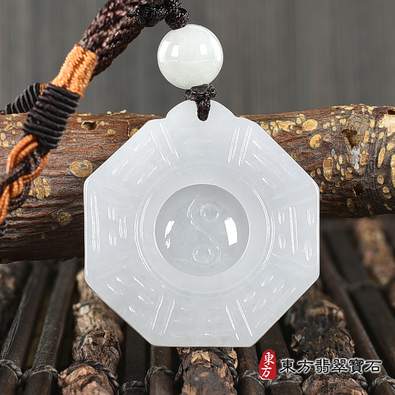 正面翡翠八卦項鍊玉珮（精工八卦太極，先天八卦：八卦牌A貨翡翠八卦玉珮、緬甸玉八卦玉墜）。 白翡糯種八卦，ED369。客製化訂做各種翡翠八卦吊墜玉珮項鍊。★附A貨翡翠雙證書