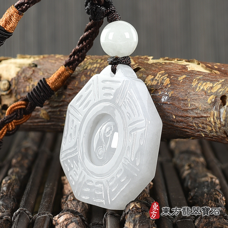 右側翡翠八卦項鍊玉珮（精工八卦太極，先天八卦：八卦牌A貨翡翠八卦玉珮、緬甸玉八卦玉墜）。 白翡糯種八卦，ED369。客製化訂做各種翡翠八卦吊墜玉珮項鍊。★附A貨翡翠雙證書