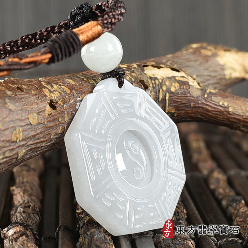 左側翡翠八卦項鍊玉珮（精工八卦太極，先天八卦：八卦牌A貨翡翠八卦玉珮、緬甸玉八卦玉墜）。 白翡糯種八卦，ED369。客製化訂做各種翡翠八卦吊墜玉珮項鍊。★附A貨翡翠雙證書