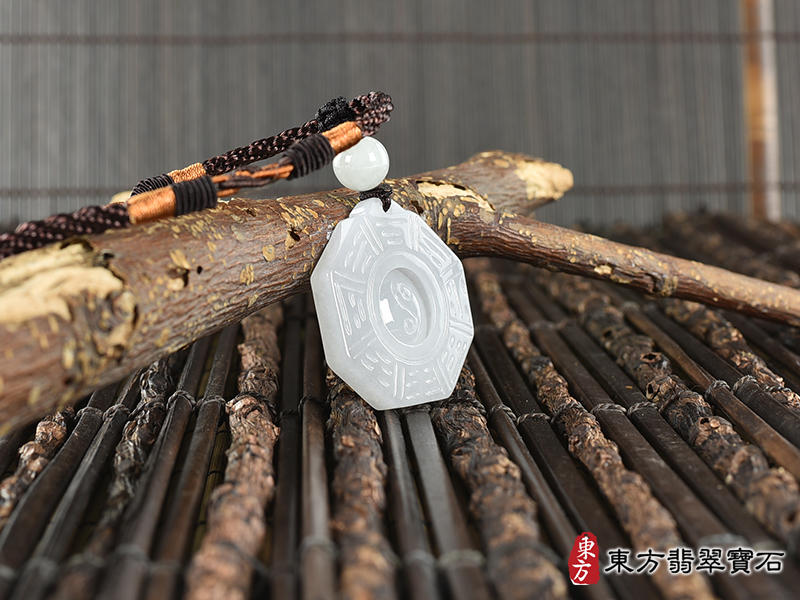 意境翡翠八卦項鍊玉珮（精工八卦太極，先天八卦：八卦牌A貨翡翠八卦玉珮、緬甸玉八卦玉墜）。 白翡糯種八卦，ED369。客製化訂做各種翡翠八卦吊墜玉珮項鍊。★附A貨翡翠雙證書