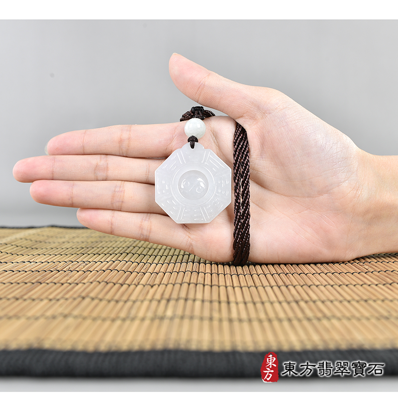 大小翡翠八卦項鍊玉珮（精工八卦太極，先天八卦：八卦牌A貨翡翠八卦玉珮、緬甸玉八卦玉墜）。 白翡糯種八卦，ED369。客製化訂做各種翡翠八卦吊墜玉珮項鍊。★附A貨翡翠雙證書