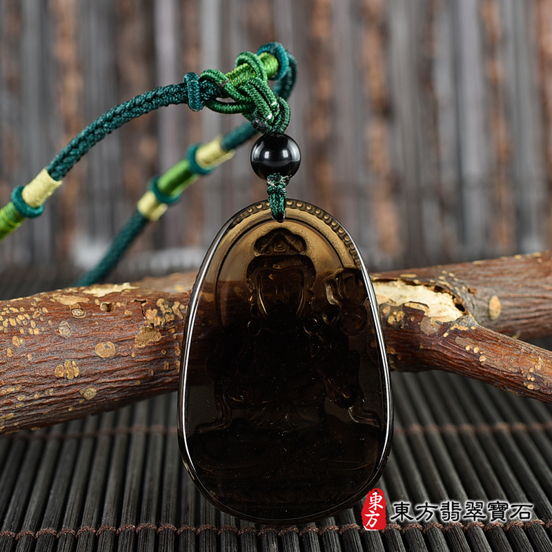 背面商品名稱：黑曜石大勢至菩薩項鍊玉珮（大勢至菩薩：大勢至菩薩牌黑曜石大勢至菩薩玉珮、黑曜石大勢至菩薩玉墜）。黑曜石大勢至菩薩GY1987。客製化訂做各種黑曜石大勢至菩薩吊墜玉珮項鍊。★附東方翡翠寶石保證卡  產地：美國夏威夷、日本、印尼  商品五行：水、土  尺寸：長約5.3公分x寬約3.4公分  厚度：約1.1公分  重量(克)：約28.63克  透光度：100%  證書編號和出處：(1) GY1987東方翡翠寶石保證卡
