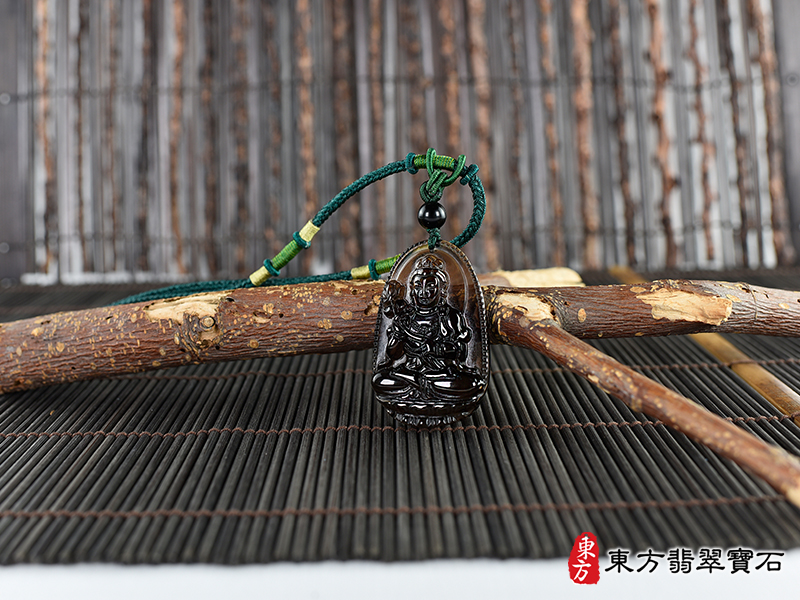 情境照商品名稱：黑曜石大勢至菩薩項鍊玉珮（大勢至菩薩：大勢至菩薩牌黑曜石大勢至菩薩玉珮、黑曜石大勢至菩薩玉墜）。黑曜石大勢至菩薩GY1987。客製化訂做各種黑曜石大勢至菩薩吊墜玉珮項鍊。★附東方翡翠寶石保證卡  產地：美國夏威夷、日本、印尼  商品五行：水、土  尺寸：長約5.3公分x寬約3.4公分  厚度：約1.1公分  重量(克)：約28.63克  透光度：100%  證書編號和出處：(1) GY1987東方翡翠寶石保證卡