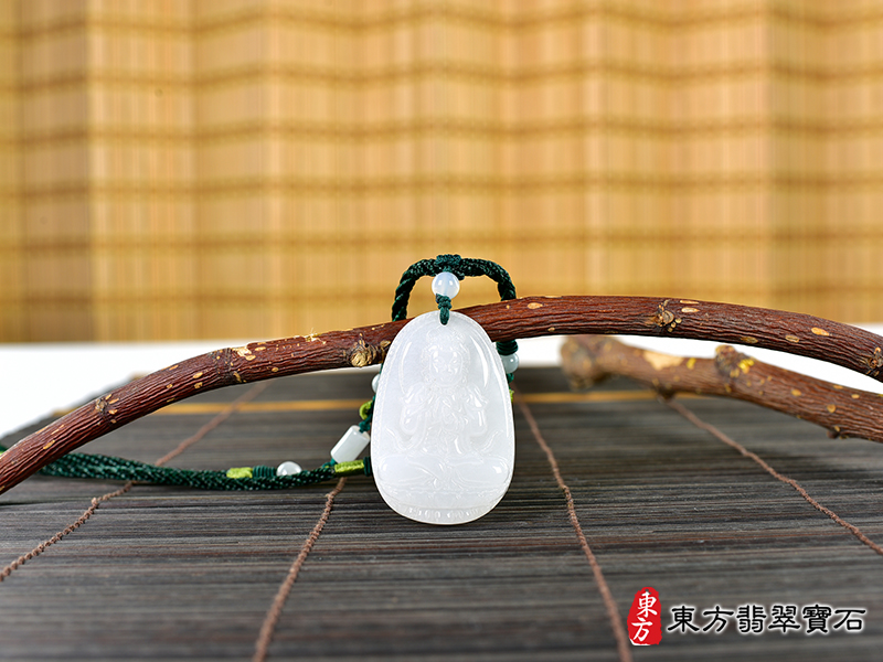 情境新疆白玉大日如來項鍊玉珮（大日如來：大日如來牌新疆白玉大日如來玉珮、新疆白玉大日如來玉墜）新疆白玉大日如來，FD734。客製化訂做各種新疆白玉大日如來吊墜玉珮項鍊。★附東方翡翠寶石保證卡