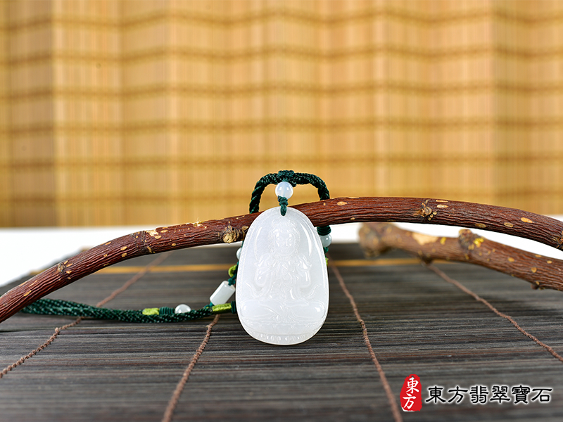 情境新疆白玉大日如來項鍊玉珮（大日如來：大日如來牌新疆白玉大日如來玉珮、新疆白玉大日如來玉墜）新疆白玉大日如來，FD735。客製化訂做各種新疆白玉大日如來吊墜玉珮項鍊。★附東方翡翠寶石保證卡