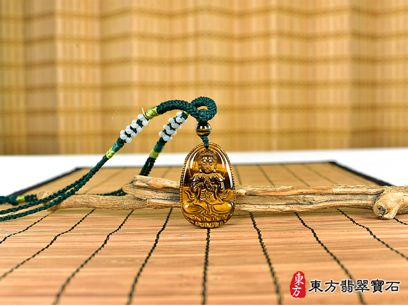 情境虎眼石大日如來項鍊玉珮（大日如來：大日如來牌虎眼石大日如來玉珮、虎眼石大日如來玉墜）虎眼石大日如來，FD736。客製化訂做各種虎眼石大日如來吊墜玉珮項鍊。★附東方翡翠寶石保證卡