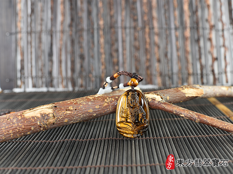 情境虎眼石不動明王項鍊玉珮（不動明王：不動明王牌虎眼石不動明王玉珮、虎眼石不動明王玉墜）不動明王，FD720。客製化訂做各種虎眼石不動明王吊墜玉珮項鍊。★附東方翡翠寶石保證卡