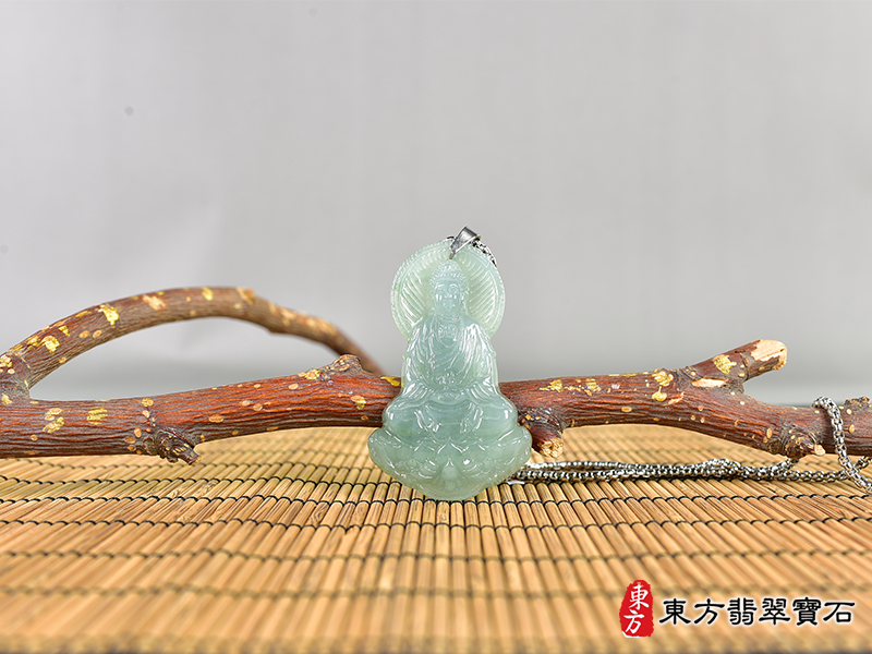 情境（已售出勿下標，可訂做）翡翠大日如來項鍊玉珮（大日如來：大日如來牌A貨翡翠大日如來玉珮、緬甸大日如來玉墜）。大日如來，FD599。客製化訂做各種翡翠大日如來吊墜玉珮項鍊。★附A貨翡翠雙證書