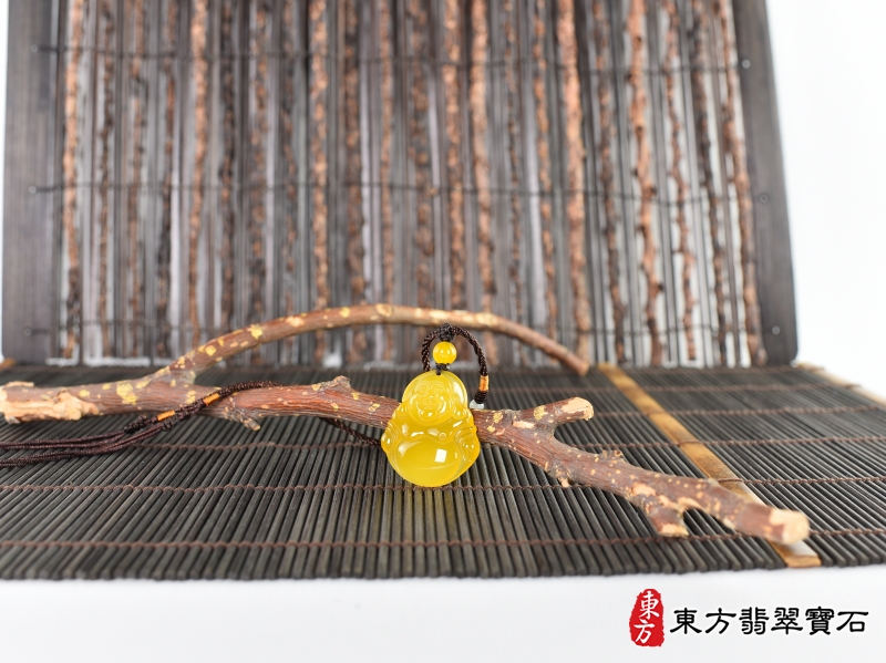 意境-瑪瑙彌勒佛項鍊玉珮（彌勒佛：彌勒佛牌瑪瑙彌勒佛玉珮、玉髓彌勒佛玉墜）。黃瑪瑙玉髓彌勒佛，ML329。客製化訂做各種瑪瑙玉髓彌勒佛吊墜玉珮項鍊。★附東方翡翠寶石保證卡