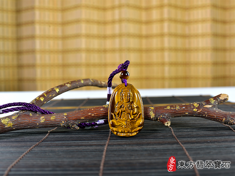 情境虎眼石大日如來項鍊玉珮（大日如來：大日如來牌虎眼石大日如來玉珮、虎眼石大日如來玉墜）虎眼石大日如來，FD737。客製化訂做各種虎眼石大日如來吊墜玉珮項鍊。★附東方翡翠寶石保證卡