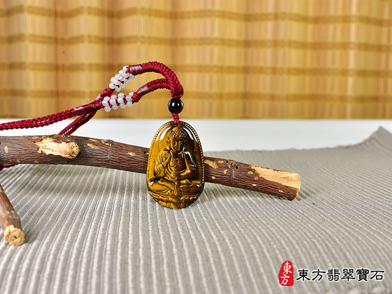 情境虎眼石阿彌陀佛項鍊玉珮（阿彌陀佛：阿彌陀佛牌新疆白玉阿彌陀佛玉珮、新疆白玉阿彌陀佛玉墜）。新疆白玉阿彌陀佛，FD752。客製化訂做各種新疆白玉阿彌陀佛吊墜玉珮項鍊。★附東方翡翠寶石保證卡