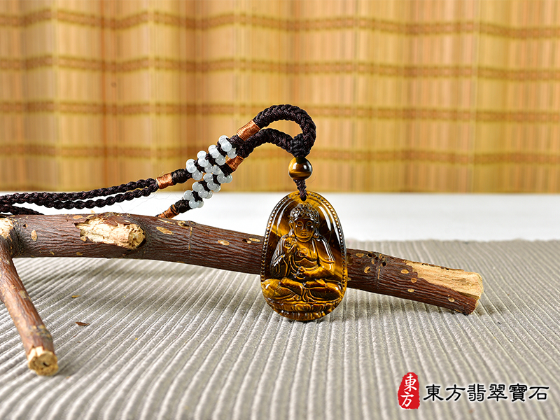 情境虎眼石阿彌陀佛項鍊玉珮（阿彌陀佛：阿彌陀佛牌新疆白玉阿彌陀佛玉珮、新疆白玉阿彌陀佛玉墜）。新疆白玉阿彌陀佛，FD753。客製化訂做各種新疆白玉阿彌陀佛吊墜玉珮項鍊。★附東方翡翠寶石保證卡