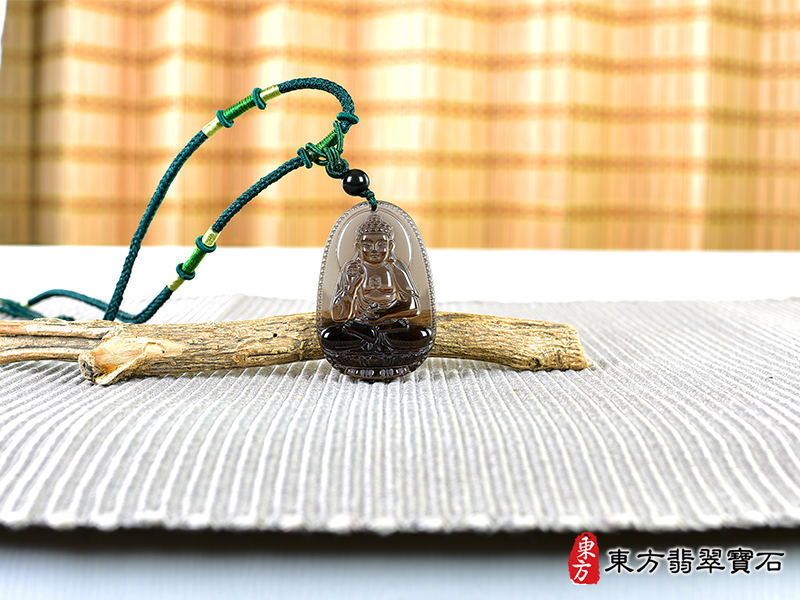情境黑曜石阿彌陀佛項鍊玉珮（阿彌陀佛：阿彌陀佛牌黑曜石阿彌陀佛玉珮、黑曜石阿彌陀佛玉墜）。黑曜石阿彌陀佛，FD744。客製化訂做各種黑曜石阿彌陀佛吊墜玉珮項鍊。★附東方翡翠寶石保證卡