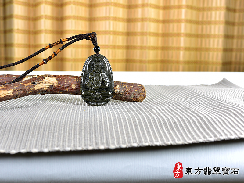 情境金曜石阿彌陀佛項鍊玉珮（阿彌陀佛：阿彌陀佛牌金曜石阿彌陀佛玉珮、金曜石阿彌陀佛玉墜）。金曜石阿彌陀佛，FD746。客製化訂做各種金曜石阿彌陀佛吊墜玉珮項鍊。★附東方翡翠寶石保證卡