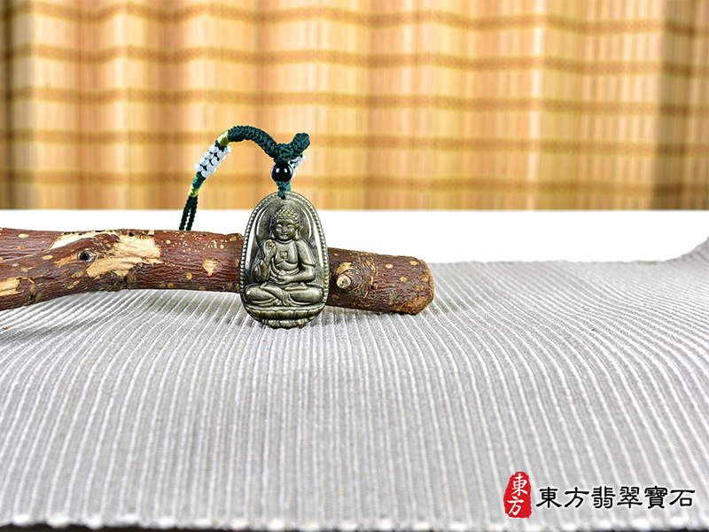情境金曜石阿彌陀佛項鍊玉珮（阿彌陀佛：阿彌陀佛牌金曜石阿彌陀佛玉珮、金曜石阿彌陀佛玉墜）。金曜石阿彌陀佛，FD748。客製化訂做各種金曜石阿彌陀佛吊墜玉珮項鍊。★附東方翡翠寶石保證卡