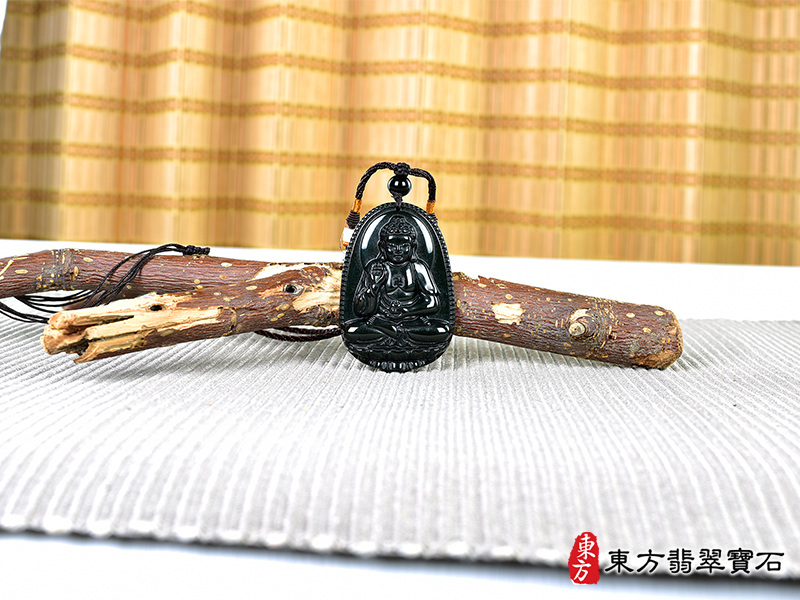 情境金曜石阿彌陀佛項鍊玉珮（阿彌陀佛：阿彌陀佛牌金曜石阿彌陀佛玉珮、金曜石阿彌陀佛玉墜）。金曜石阿彌陀佛，FD749。客製化訂做各種金曜石阿彌陀佛吊墜玉珮項鍊。★附東方翡翠寶石保證卡