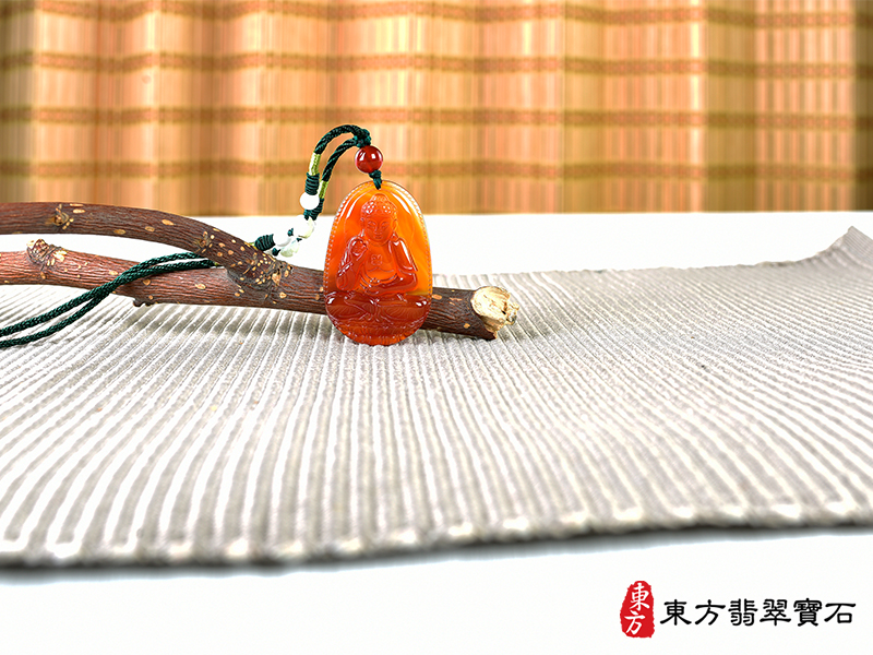 情境紅瑪瑙阿彌陀佛項鍊玉珮（阿彌陀佛：阿彌陀佛牌虎眼石阿彌陀佛玉珮、虎眼石阿彌陀佛玉墜）。虎眼石阿彌陀佛，FD750。客製化訂做各種虎眼石阿彌陀佛吊墜玉珮項鍊。★附東方翡翠寶石保證卡