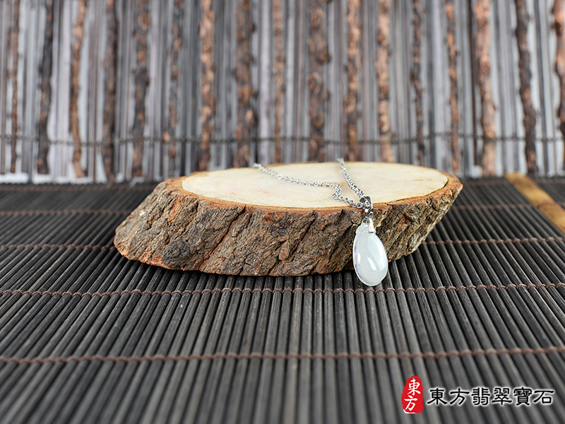 蛋面情境照片翡翠蛋面項鍊玉珮（蛋面牌A貨翡翠蛋面玉珮、緬甸玉蛋面玉墜）。蛋面，EG245。客製化訂做各種翡翠蛋面吊墜玉珮項鍊。★附A貨翡翠雙證書.jpg