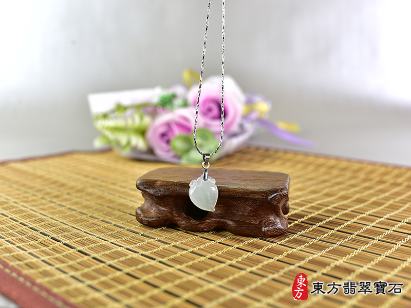 意境翡翠壽桃項鍊玉珮（福壽雙全：壽桃牌A貨翡翠壽桃玉珮、緬甸玉壽桃玉墜）。淺綠色冰糯種壽桃，FW281。客製化訂做各種翡翠壽桃吊墜玉珮項鍊。★附A貨翡翠雙證書