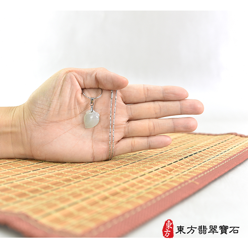 大小翡翠壽桃項鍊玉珮（福壽雙全：壽桃牌A貨翡翠壽桃玉珮、緬甸玉壽桃玉墜）。淺綠色冰糯種壽桃，FW281。客製化訂做各種翡翠壽桃吊墜玉珮項鍊。★附A貨翡翠雙證書