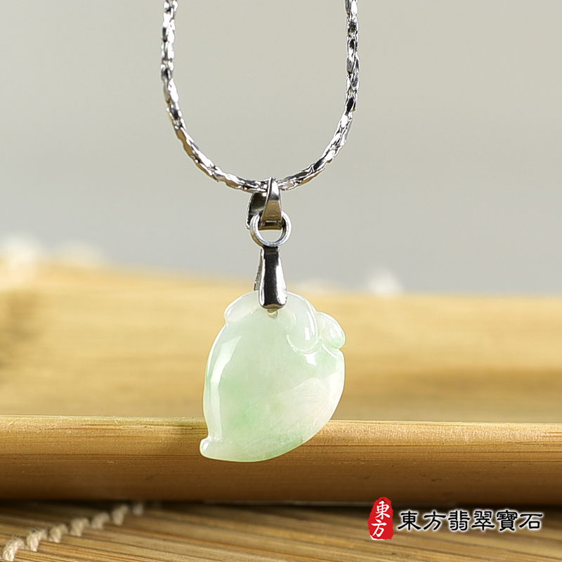 翡翠壽桃項鍊玉珮（福壽雙全：壽桃牌A貨翡翠壽桃玉珮、緬甸玉壽桃玉墜）。淺綠色糯種壽桃，FW282。客製化訂做各種翡翠壽桃吊墜玉珮項鍊。★附A貨翡翠雙證書