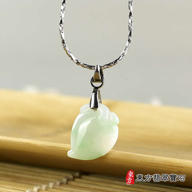 翡翠壽桃項鍊玉珮（福壽雙全：壽桃牌A貨翡翠壽桃玉珮、緬甸玉壽桃玉墜）。淺綠色糯種壽桃，FW282。客製化訂做各種翡翠壽桃吊墜玉珮項鍊。★附A貨翡翠雙證書
