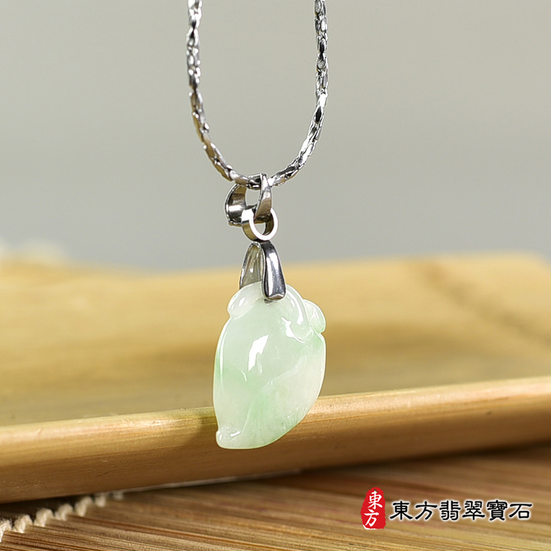 翡翠壽桃項鍊玉珮（福壽雙全：壽桃牌A貨翡翠壽桃玉珮、緬甸玉壽桃玉墜）。淺綠色糯種壽桃，FW282。客製化訂做各種翡翠壽桃吊墜玉珮項鍊。★附A貨翡翠雙證書