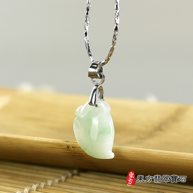 翡翠壽桃項鍊玉珮（福壽雙全：壽桃牌A貨翡翠壽桃玉珮、緬甸玉壽桃玉墜）。淺綠色糯種壽桃，FW282。客製化訂做各種翡翠壽桃吊墜玉珮項鍊。★附A貨翡翠雙證書
