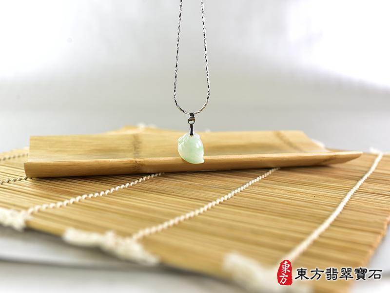 意境翡翠壽桃項鍊玉珮（福壽雙全：壽桃牌A貨翡翠壽桃玉珮、緬甸玉壽桃玉墜）。淺綠色糯種壽桃，FW282。客製化訂做各種翡翠壽桃吊墜玉珮項鍊。★附A貨翡翠雙證書