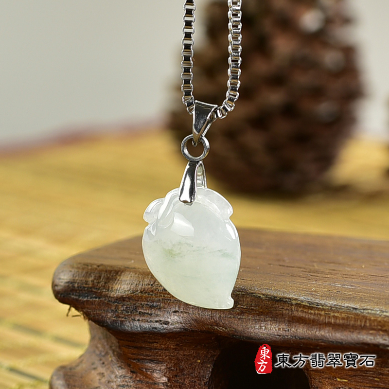 翡翠壽桃項鍊玉珮（福壽雙全：壽桃牌A貨翡翠壽桃玉珮、緬甸玉壽桃玉墜）。淺綠色冰糯種壽桃，FW283。客製化訂做各種翡翠壽桃吊墜玉珮項鍊。★附A貨翡翠雙證書