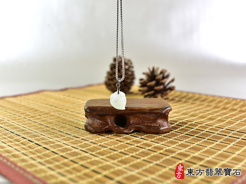 意境翡翠壽桃項鍊玉珮（福壽雙全：壽桃牌A貨翡翠壽桃玉珮、緬甸玉壽桃玉墜）。淺綠色冰糯種壽桃，FW283。客製化訂做各種翡翠壽桃吊墜玉珮項鍊。★附A貨翡翠雙證書