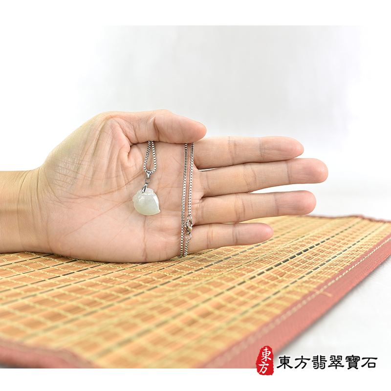 大小翡翠壽桃項鍊玉珮（福壽雙全：壽桃牌A貨翡翠壽桃玉珮、緬甸玉壽桃玉墜）。淺綠色冰糯種壽桃，FW283。客製化訂做各種翡翠壽桃吊墜玉珮項鍊。★附A貨翡翠雙證書
