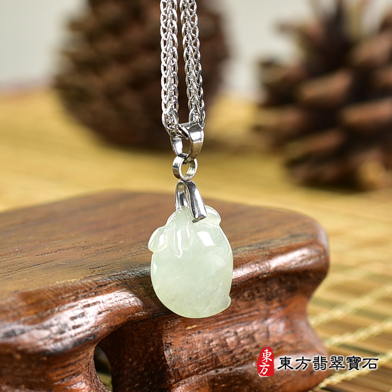 翡翠壽桃項鍊玉珮（福壽雙全：壽桃牌A貨翡翠壽桃玉珮、緬甸玉壽桃玉墜）。淺綠色糯種壽桃，FW284。客製化訂做各種翡翠壽桃吊墜玉珮項鍊。★附A貨翡翠雙證書