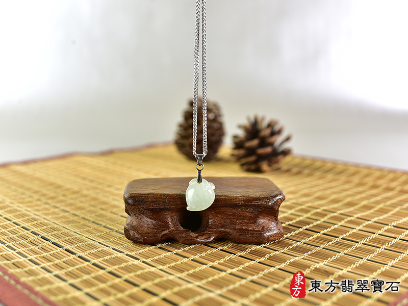 意境翡翠壽桃項鍊玉珮（福壽雙全：壽桃牌A貨翡翠壽桃玉珮、緬甸玉壽桃玉墜）。淺綠色糯種壽桃，FW284。客製化訂做各種翡翠壽桃吊墜玉珮項鍊。★附A貨翡翠雙證書